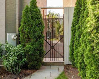 Private Garage Parking and King Bed - Walk to Metro - Washington D.C. - Udsigt