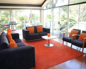 Starfish Beach House - WIFI - 5 min walk to beach - Hyams Beach - Living room