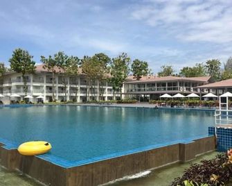 Century Langkasuka Resort - Langkawi - בריכה