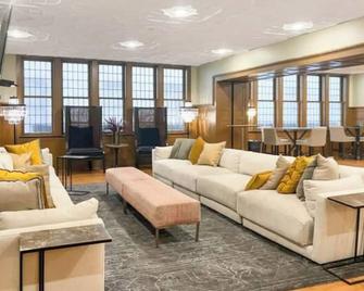 Relaxing Playhouse Square Apartment - Cleveland - Living room