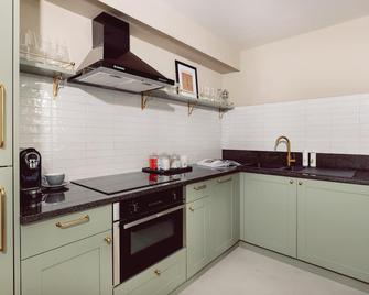 Native Kings Wardrobe, St Pauls - London - Kitchen