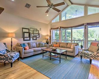 Sunny Seguin Retreat with Canoes on Guadalupe River! - Seguin - Wohnzimmer