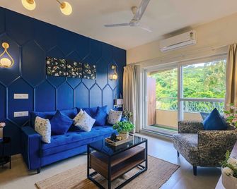 Alaya Stays 1 Bhk With Balcony & Pool - Veera Marina - Candolim - Wohnzimmer