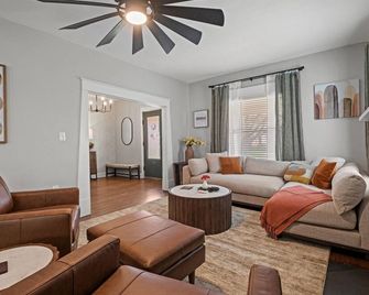 Heights At Hyde Park Walk to Nelson + Streetcar + Parking! - Unity Village - Living room