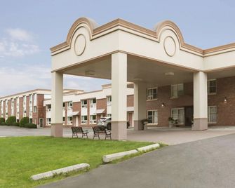 Travelodge by Wyndham Edmundston - Edmundston - Bâtiment