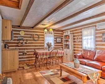 Maltese Ranch Cabin Near Medora Attractions! - Medora - Wohnzimmer
