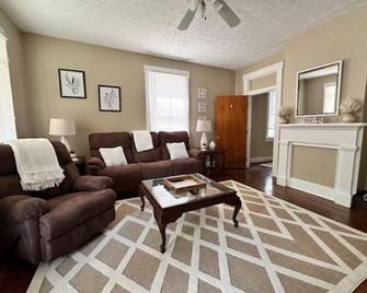 The Townhouse #2 - Dayton - Living room