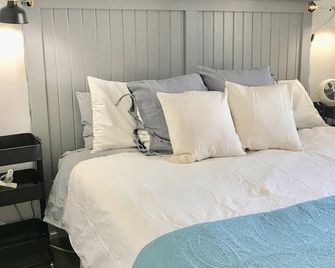 Centrally Located Home With Self Check-In - Lincoln - Bedroom