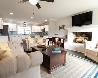 Edenton 3 BR/ 2 Bath king, Fire Pit - Edenton - Living room