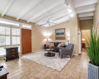 #C Updated 2 bed, 1 block to Beach, Esplanade, Riviera Village shopping! - Redondo Beach - Living room
