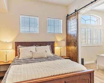 Henderson Hacienda, 5br free heated pool-spa, 15 min to Strip - Henderson - Bedroom