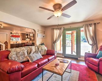 Cozy Home with Media Room Short Walk to Taos Plaza! - Taos - Living room
