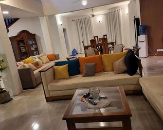 Charles Villa Rawathawatta - Moratuwa - Living room