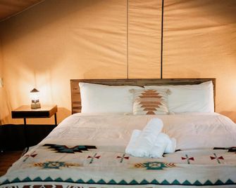 Safari Tent Site 12 | 1 King Bed | Woods View - Woodstock - Habitación