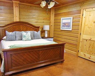 Cozy 4-bedroom cabin with AC and WiFi on Lake D'arbonne. - Farmerville - Bedroom
