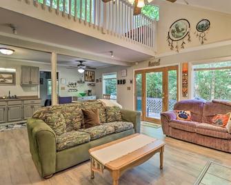 Walk to Lake Harmony Cabin with Fire Pit and Decks! - Lake Harmony - Sala de estar