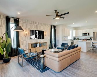 Dolly's Bohemian Bliss-Sleeps 24 - נאשוויל - סלון