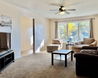 Bright, spacious 3-bedroom suite close to downtown. - Moose Jaw - Living room