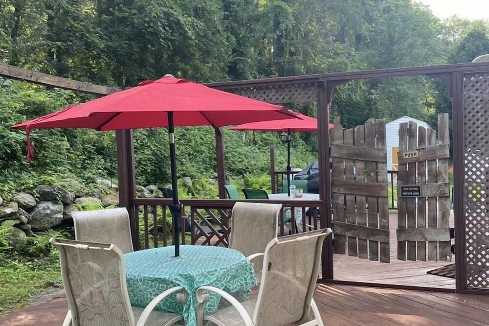 Peaceful New England Studio Apartment in Millbury - Private Deck and Spacious
