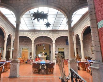 Howard Johnson by Wyndham Morelia Calle Real - Morelia - Lobby