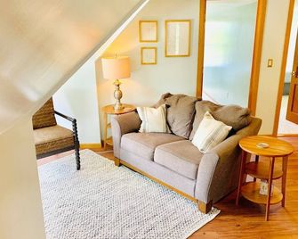 Victorian Home Near Downtown - Minneapolis - Living room