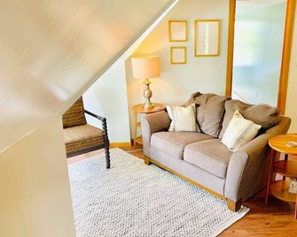 Victorian Home Near Downtown - Minneapolis - Living room
