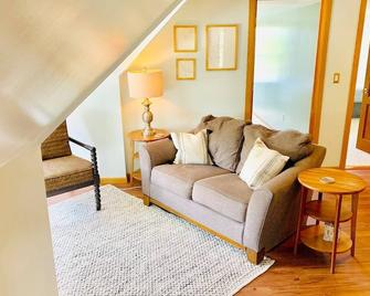 Victorian Home Near Downtown - Minneapolis - Living room