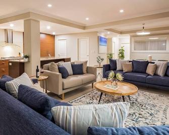 'Azure' Beachside Resort Escape for Groups - Marybrook - Sala de estar