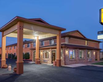 Super 8 by Wyndham Tucumcari - Tucumcari - Building