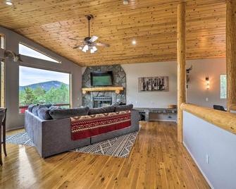 Elkwood Lodge Cabin with Hot Tub in Star Valley! - Payson - Living room