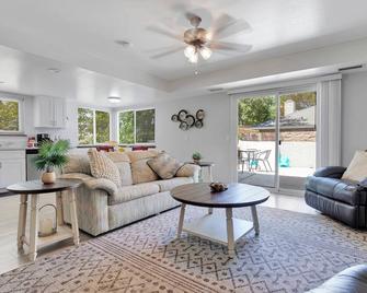 Oasis Condo on the Fairway - Victorville - Living room