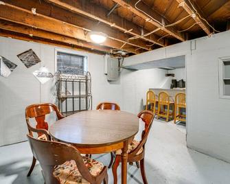 8 Mi to Ford Field Detroit Getaway with Fireplace! - Detroit - Dining room