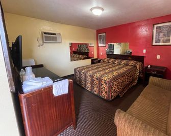 Royal Palms Motel & Rv Park - New Orleans - Bedroom