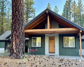 Cozy New Cabin. Walking distance to wedding venue, Chalet View Lodge! - Portola - Edificio