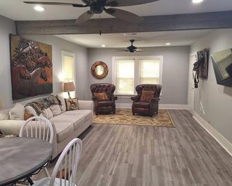 Casa Lynda - a Charming 2-bedroom cottage in the heart of Tomball - Tomball - Living room