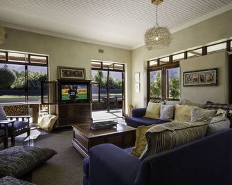 A Hilltop Country Retreat - סוולנדאם - סלון