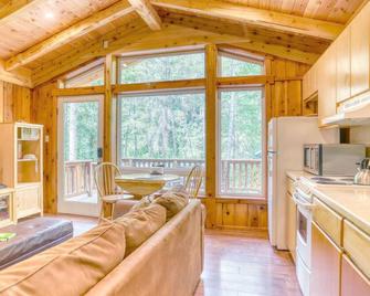 Riverwood Hideaway - Romantic, Secluded Riverfront Cabin, Hot Tub, Dogs Welcome - Brightwood - Sala de estar