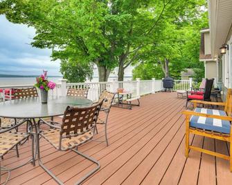 Waterfront Burt Lake Cottage, 15 Mi to Ski Resorts - Alanson - Patio