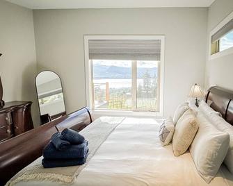 Private Vineyard Home with Lake View - Naramata - Bedroom