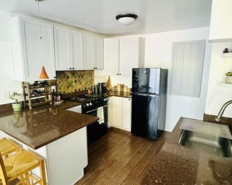 Charming Retreat: Fully Equipped 1-BR Guest Suite in San Rafael - San Rafael - Kitchen