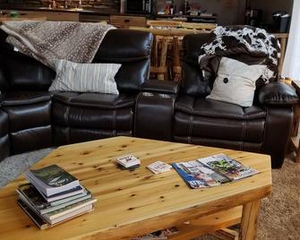Exclusive 4 Bedroom Home on 10 Acres, Hot Tub, Pond in Heart of Trail System - Dunbar - Sala de estar