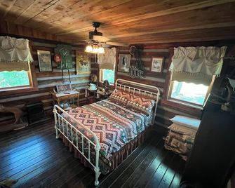 Very Private Rustic Log Cabin - Nashville Tennessee - Whites Creek - Bedroom