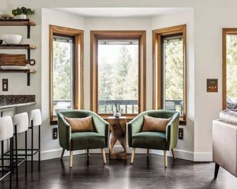 Hot Tub - Scenic Views - Spacious Deck - Game Room - Evergreen - Wohnzimmer