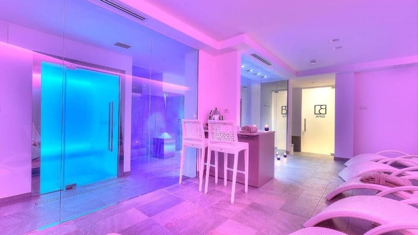 Bella Hotel & Restaurant with private dock for mooring boats