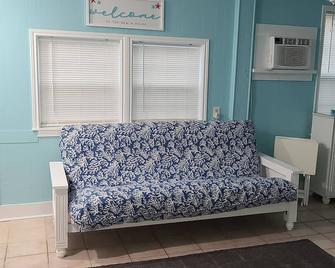 Coastal Cottage Barndominium- Deluxe Studio - Palacios - Living room