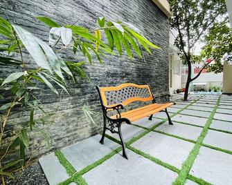 The Oval House, Kochi - Approved by Kerala Tourism - Exclusively for Families - Kochi - Patio