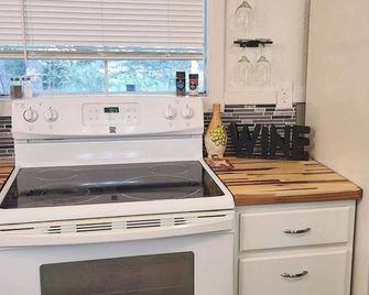 Cozy Cabin on 22 Private Acres in Smithville, TX Peaceful Hill Country Retreat - Smithville - Cocina