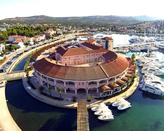 Marina Frapa Resort Rogoznica - Rogoznica - Building