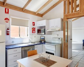Nrma Canton Beach Holiday Park - Gorokan - Kitchen