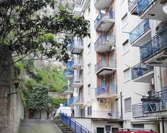 Elegant Apartment in Maiori 65m² + Balcony - Maiori - Gebäude